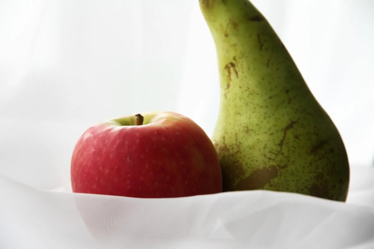 En bild av ett äpple och ett päron.