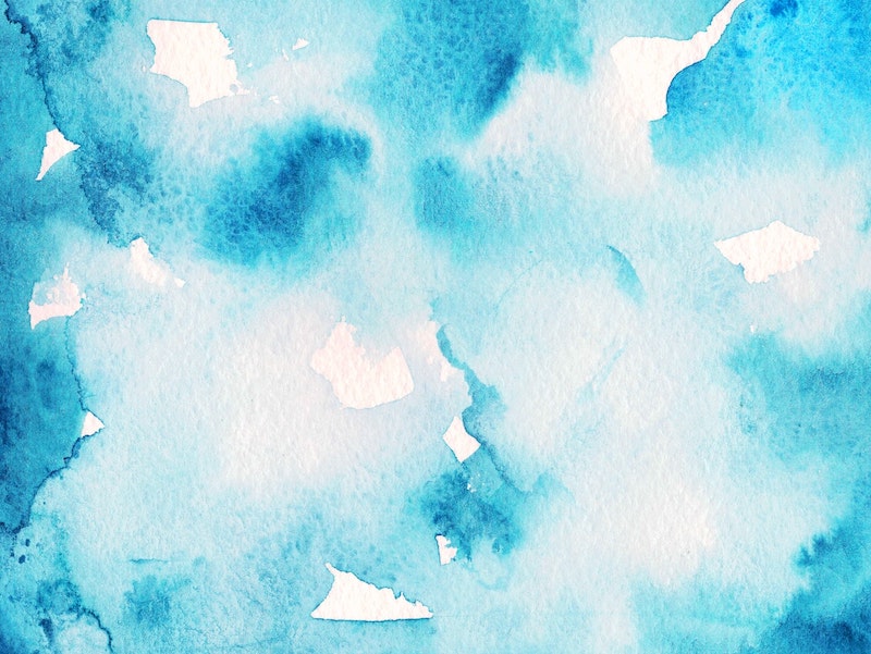 En abstrakt bild av blå akvarellfärg på ett vitt papper